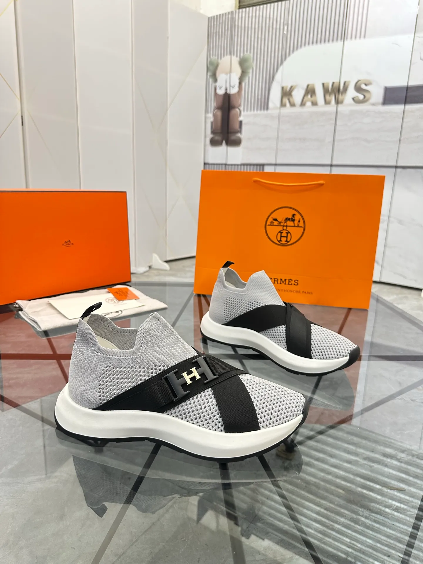 Men's shoes: 💰P620¥ High-end top quality Product trademark: Hermes *"Hermès*" low-top casual shoes Regular size: 38-45 (can be customized to 46) Product materials: Upper imported from the counter original fly weave, breathable lining, cowhide foot pads, original outsole. No.: 001